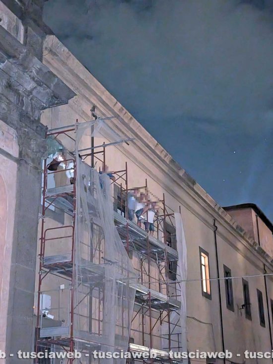 Viterbo - L’impalcatura del cantiere di piazza Fontana grande la sera del 3 settembre