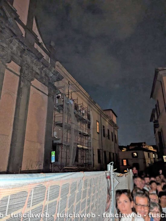 Viterbo - L’impalcatura del cantiere di piazza Fontana grande la sera del 3 settembre