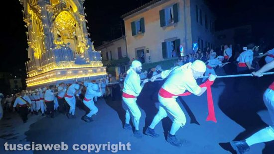 Viterbo - L'arrivo di Dies Natalis alla chiesa di Santa Rosa
