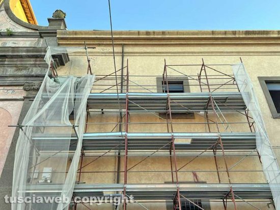 Viterbo - L’impalcatura del cantiere di piazza Fontana grande