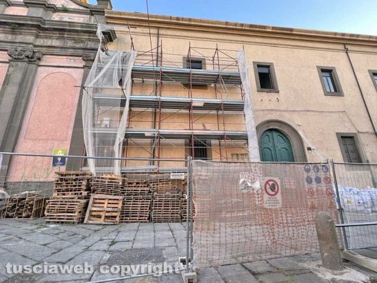 Viterbo - L’impalcatura del cantiere di piazza Fontana grande