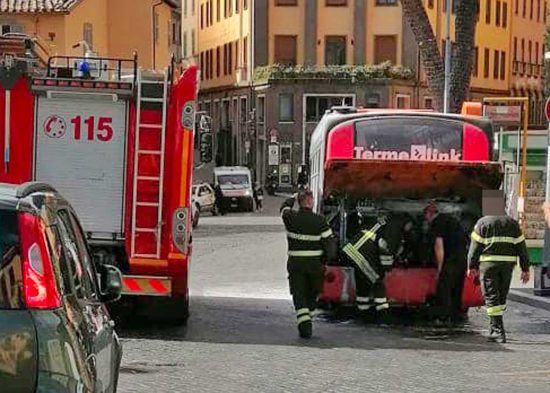 Viterbo - Autobus urbano prende fuoco a piazza Verdi