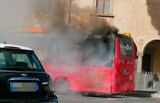 Viterbo - Autobus urbano prende fuoco a piazza Verdi