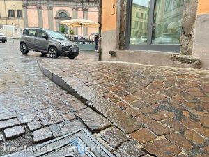 Viterbo - Il marciapiede di via Saffi