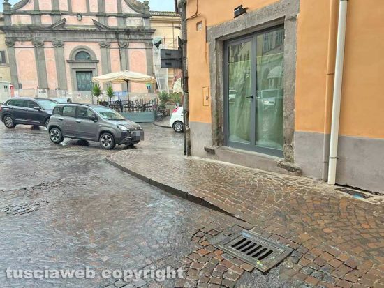 Viterbo - Il marciapiede di via Saffi
