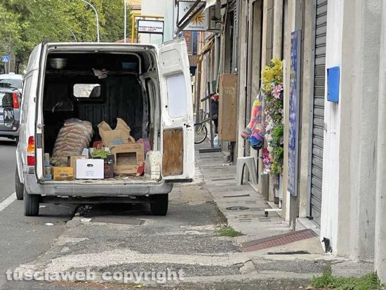 Viterbo - Il carico e scarico merci lungo viale Francesco Baracca
