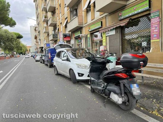 Viterbo - Macchine e motorini parcheggiate davanti alle attività commerciali lungo viale Francesco Baracca