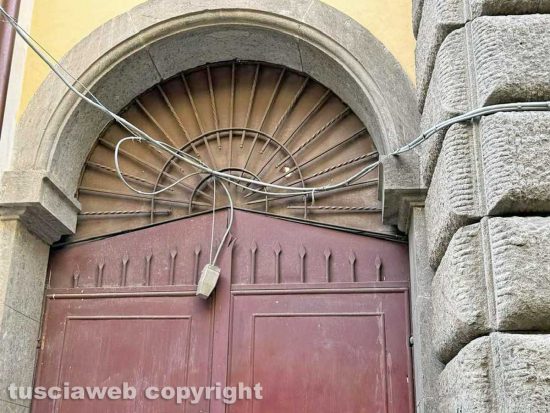 Viterbo - Incuria a piazza San Lorenzo
