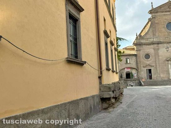 Viterbo - Incuria a piazza San Lorenzo