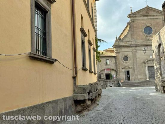 Viterbo - Incuria a piazza San Lorenzo