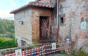 Vejano - Vecchio edificio in fiamme in piazza Santa Maria
