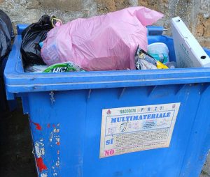 Un cassonetto a Tessennano