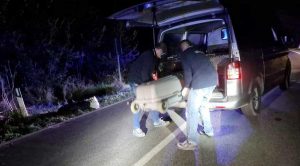 Agganciato da uno specchietto e trascinato per metri, muore ciclista