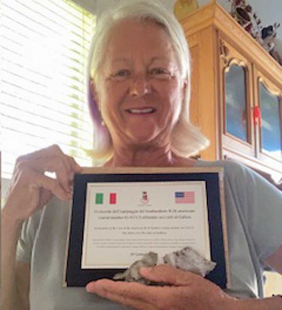 Bridgette Oeser con la targa in ricordo del padre Jerome Banicki