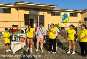 Grotte di Castro- Memorial Tysserand - Il sindaco Rizzello alla premiazione con i familiari di Mario