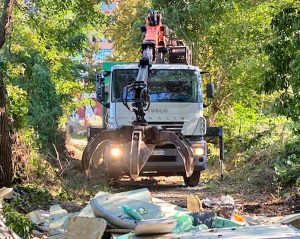Viterbo - Intervento per liberare dai rifiuti la stradina zona Ponte dell'Elce