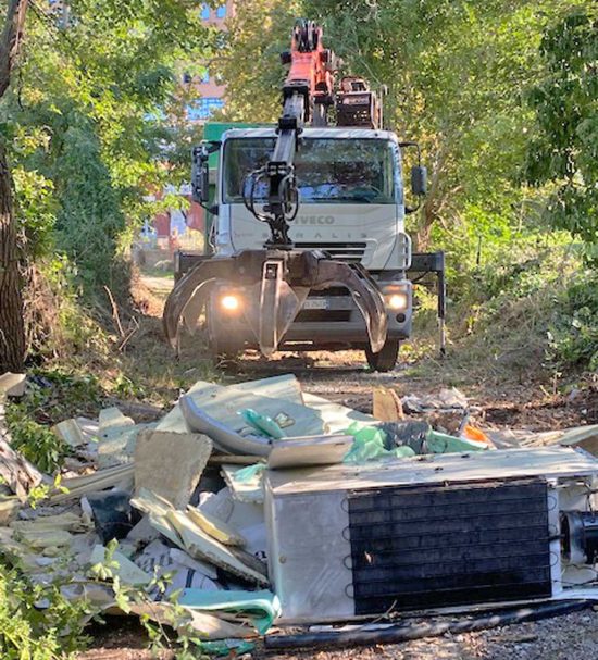 Viterbo - Intervento per liberare dai rifiuti la stradina zona Ponte dell'Elce 