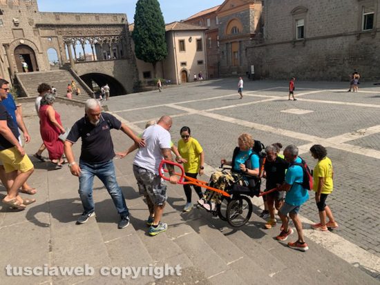 Viterbo - Cammino sui luoghi della tradizione e del culto di Santa Rosa, pienone per l'iniziativa insieme agli ex Facchini