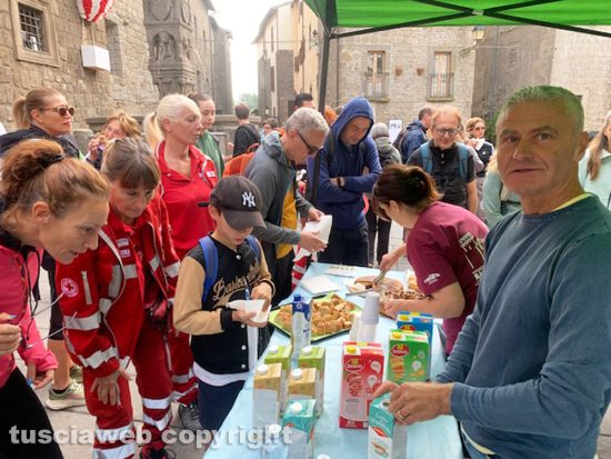 Vitorchiano - Terza tappa del Cammino sulle vie dell'esilio di Santa Rosa da Vitorchiano a Viterbo - Il rinfresco offerto dalla Proloco di Vitorchiano
