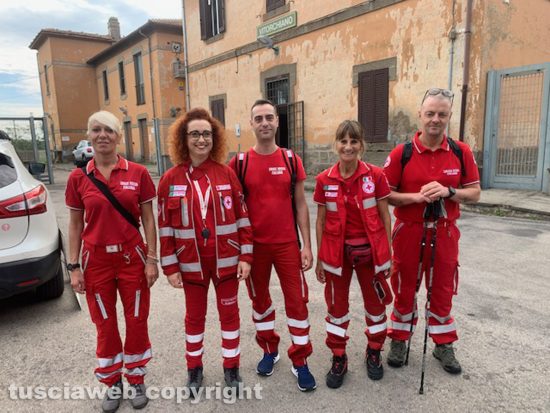 Vitorchiano - Terza tappa del Cammino sulle vie dell'esilio di Santa Rosa da Vitorchiano a Viterbo - La squadra della Croce Rossa Italiana alla stazione ferroviaria di Vitorchiano