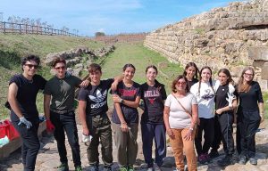 Tarquinia - L'assessora Calzolari con gli studenti dell'Iiss Cardarelli