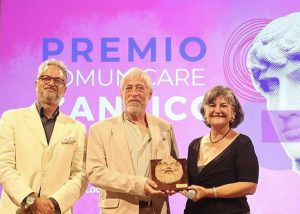 Premio a Ludi Scaenici - Cristina Majnero e Roberto Stanco ricevono il premio dal musicologo Massimo Raffa