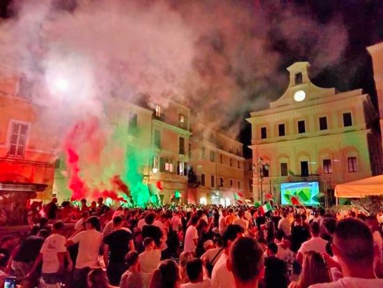 Civita Castellana - Folla in piazza Matteotti per Ritmo 90