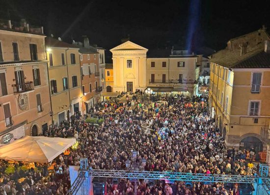 Civita Castellana - Folla in piazza Matteotti per Ritmo 90