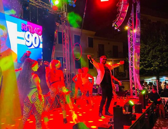 Civita Castellana - Folla in piazza Matteotti per Ritmo 90