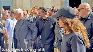 Ronciglione - Marco Mengoni mano nella mano col padre Maurizio