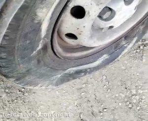 Le gomme del camper squarciate