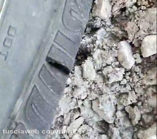 Le gomme del camper squarciate