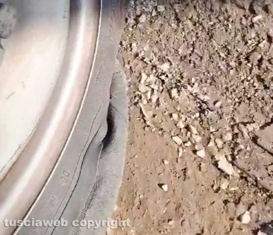 Le gomme del camper squarciate