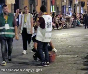 Buche tappate lungo il percorso della macchina di Santa Rosa