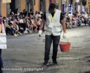 Buche tappate lungo il percorso della macchina di Santa Rosa