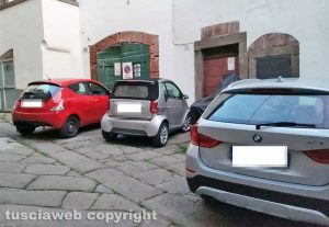 Viterbo - Auto in sosta in via Sant'Egidio