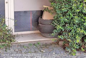 Viterbo - Immondizia a piazza del Teatro