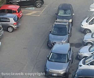 Caos parcheggi in via Rossini