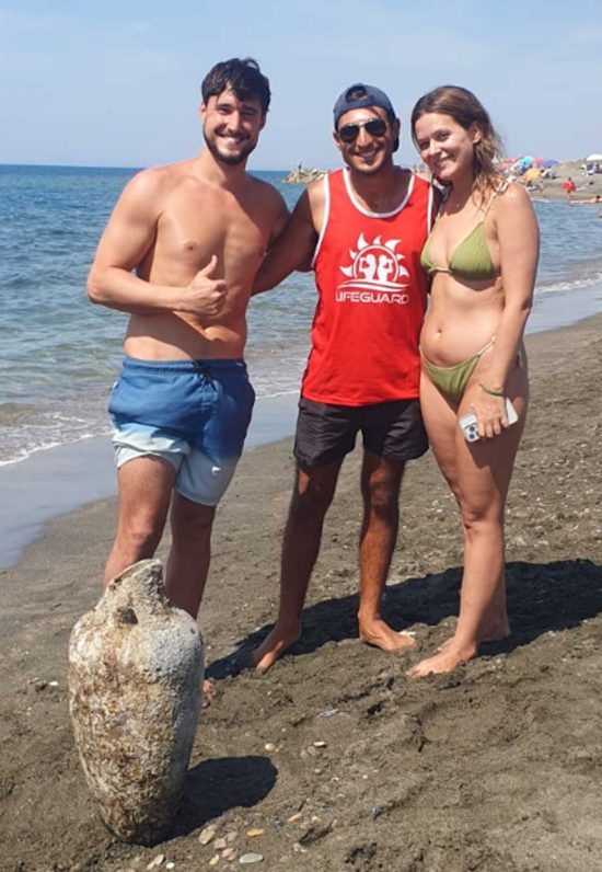 Tarquinia - Ritrovata un'anfora in mare alle Saline - Da sinistra Gabriele Fortuzzi, Federico Marzoli, la fidanzata di Gabriele Fortuzzi