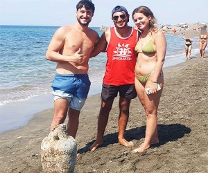Tarquinia - Ritrovata un'anfora in mare alle Saline - Da sinistra Gabriele Fortuzzi, Federico Marzoli, Chiara Piergrossi-fidanzata di Gabriele Fortuzzi