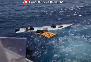 Lampedusa - Imbarcazione semiaffondata, la guardia costiera salva 7 migranti