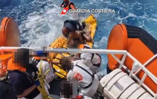 Lampedusa - Imbarcazione semiaffondata, la guardia costiera salva 7 migranti