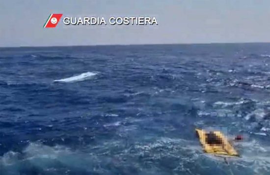 Lampedusa - Imbarcazione semiaffondata, la guardia costiera salva 7 migranti