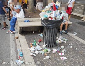 Viterbo - Cestini pieni e rifiuti in strada il 4 settembre