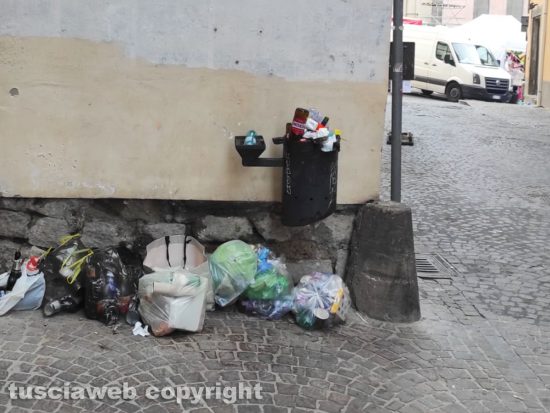 Viterbo - Cestini pieni e rifiuti in strada il 4 settembre