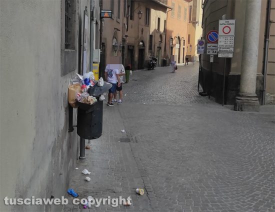 Viterbo - Cestini pieni e rifiuti in strada il 4 settembre