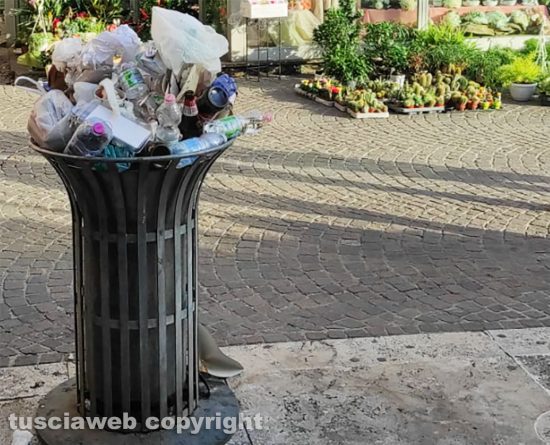 Viterbo - Cestini pieni e rifiuti in strada il 4 settembre