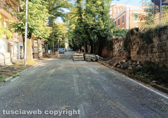 Viterbo – Crollo del muro in peperino in via Santa Maria in Gradi