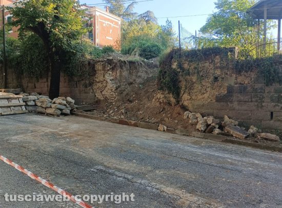 Viterbo – Crollo del muro in peperino in via Santa Maria in Gradi