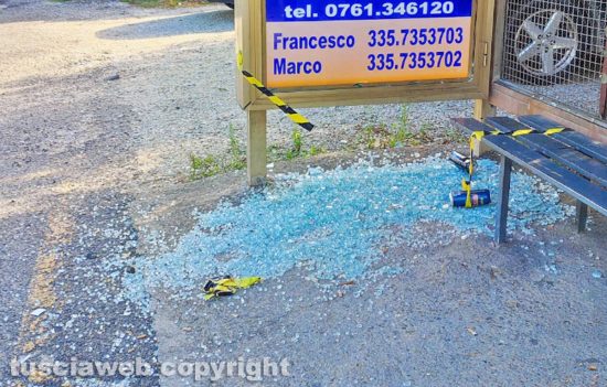 Viterbo - Pensilina davanti al cimitero San Lazzaro, nastro segnaletico vandalizzato e vetri ancora in strada